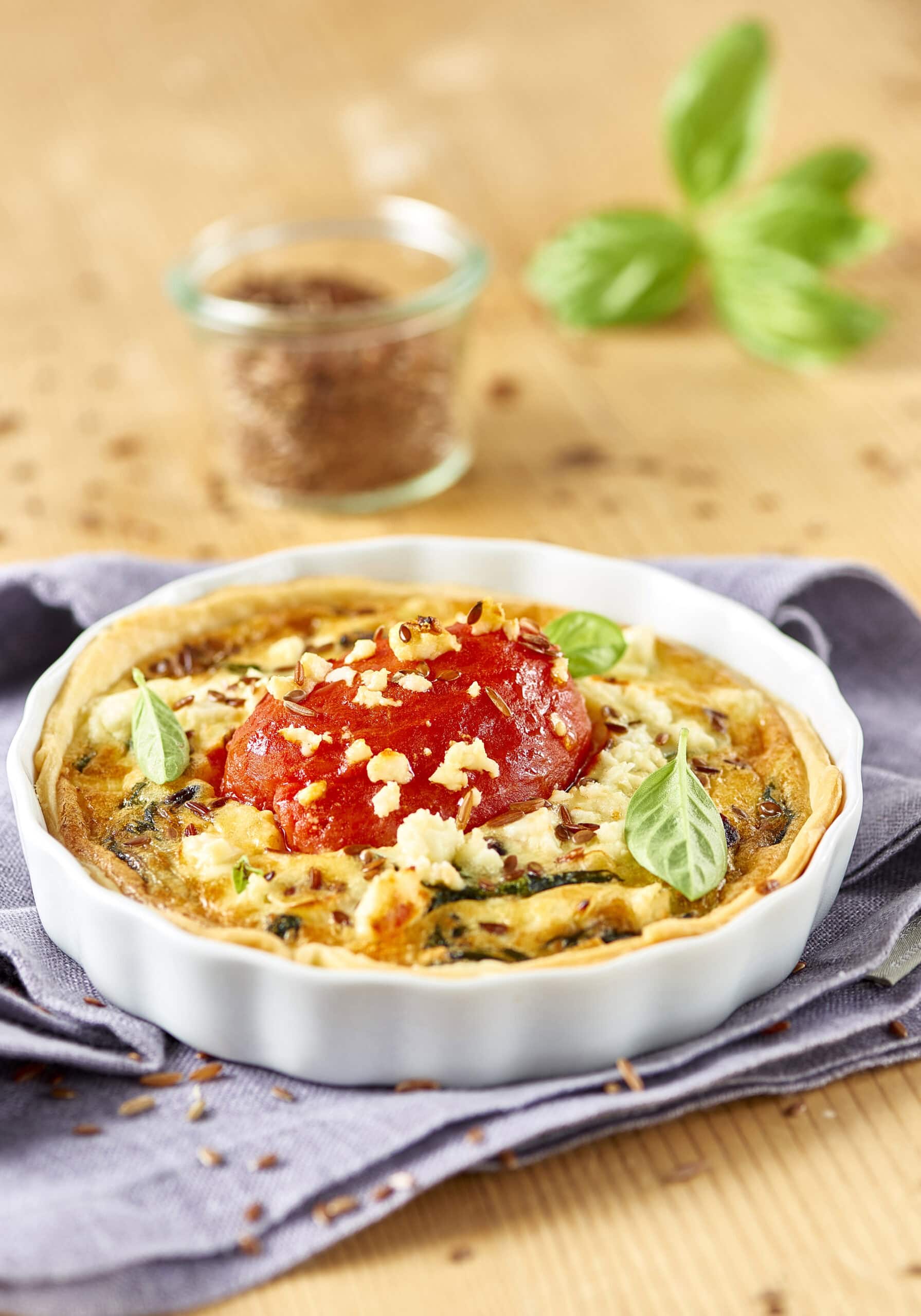 Spinattærte med flåede tomater og feta