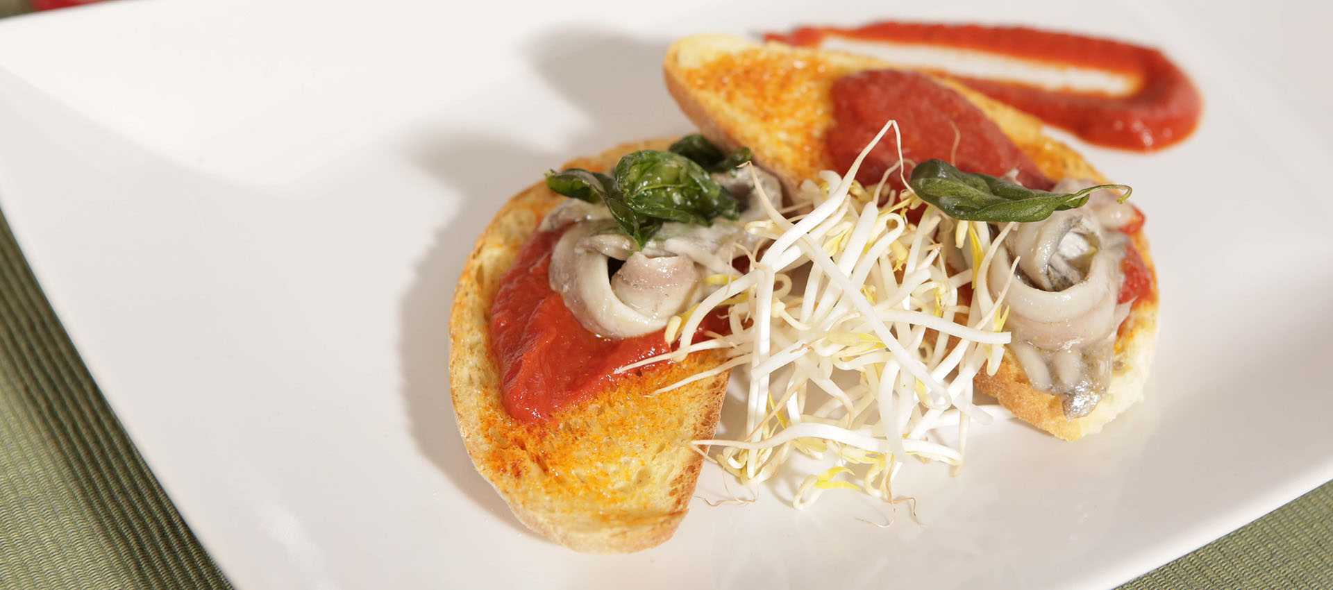 Bruschetta med ansjoser og tomatsauce
