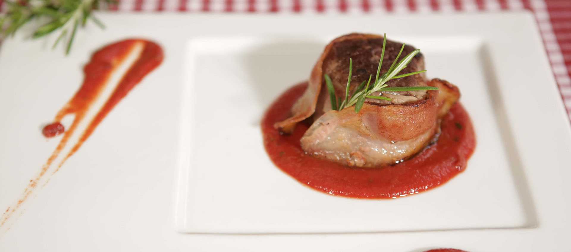 Oksefilet med urøget bacon og sauce Oksefilet med urøget bacon og sauce