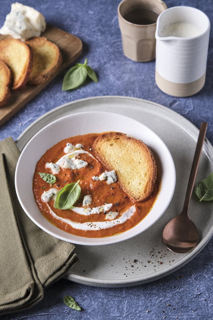 Tomatsuppe med grillede peberfrugter og gorgonzola