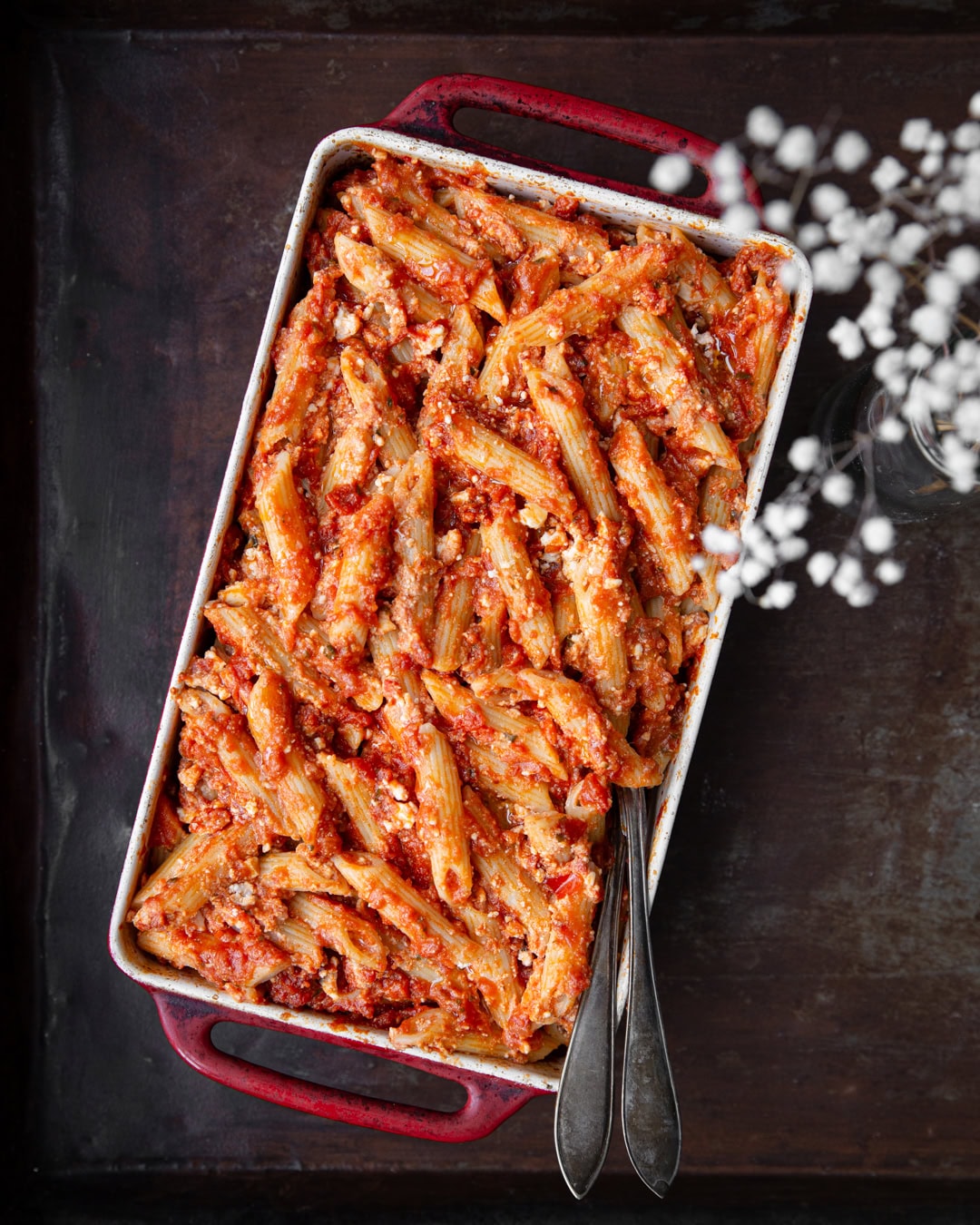 Pasta i ovn med fetaost og tomatsovs