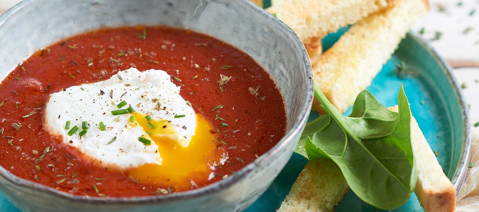 Posjert egg med tomatsaus og krydderurter