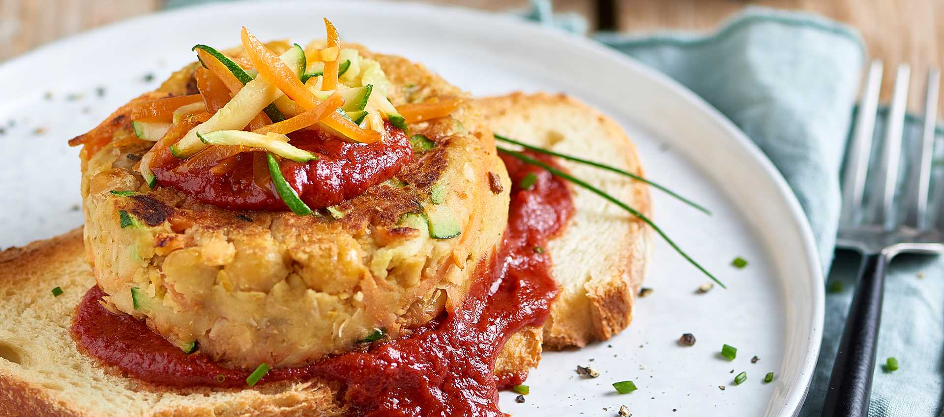 Kikertburger med sursøt tomatsaus Kikertburger med sursøt tomatsaus