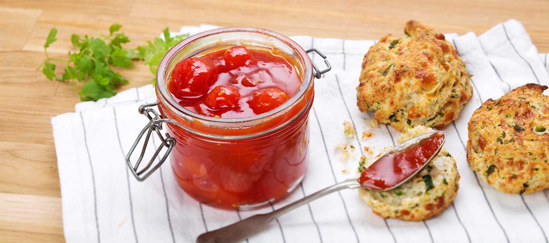 Scones med tomatsyltetøy av cherrytomater
