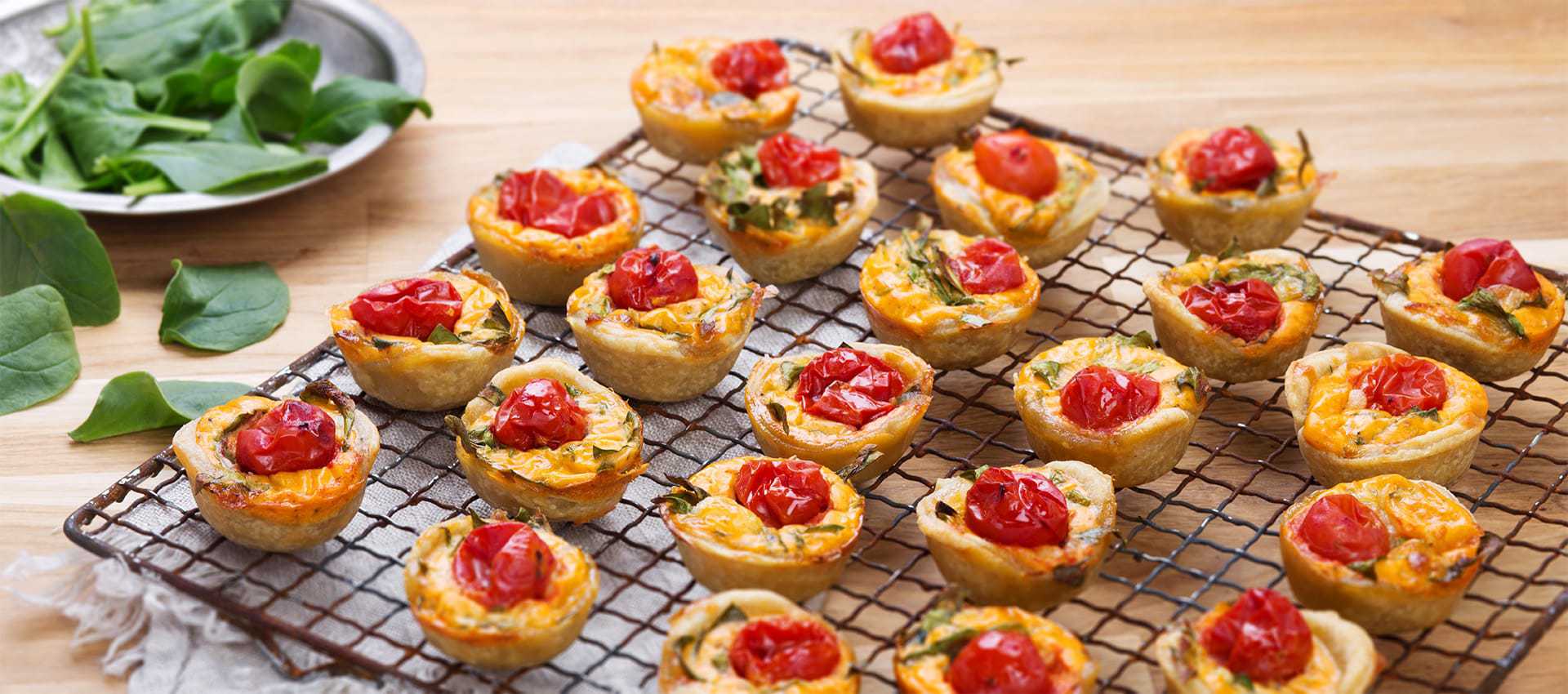 Små tomat og spinat-paier med cherrytomat Små tomat og spinat-paier med cherrytomat