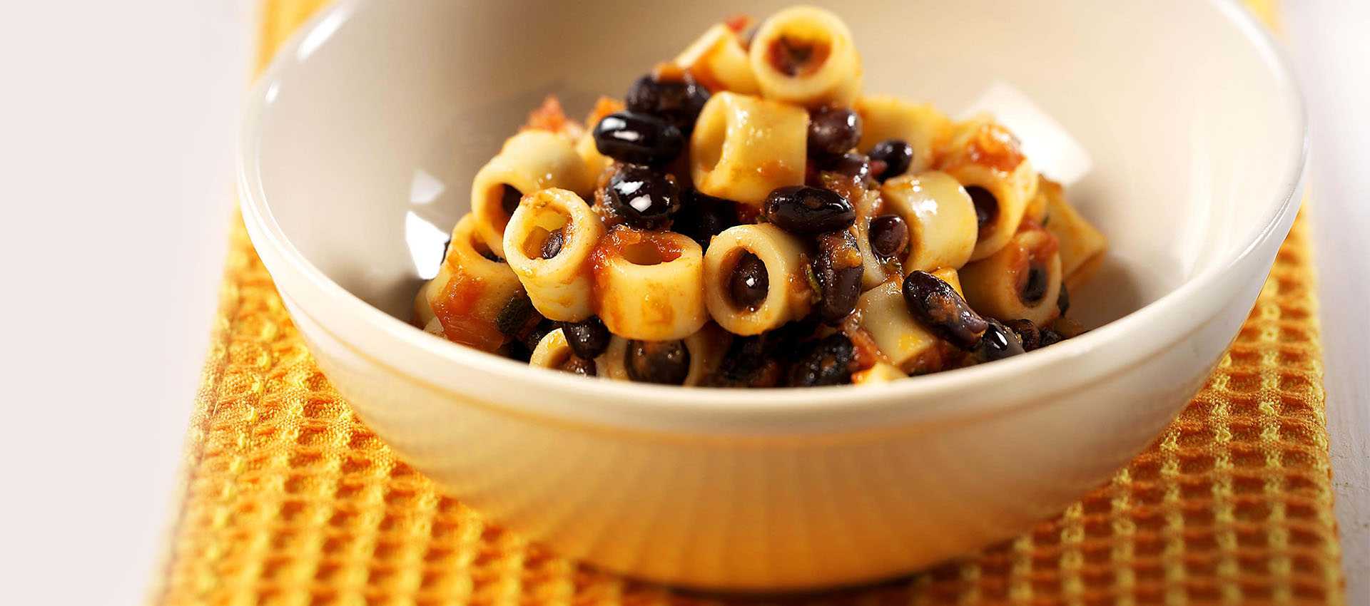 Ditaloni-pasta med bønner og Polpa-tomater Ditaloni-pasta med bønner og Polpa-tomater