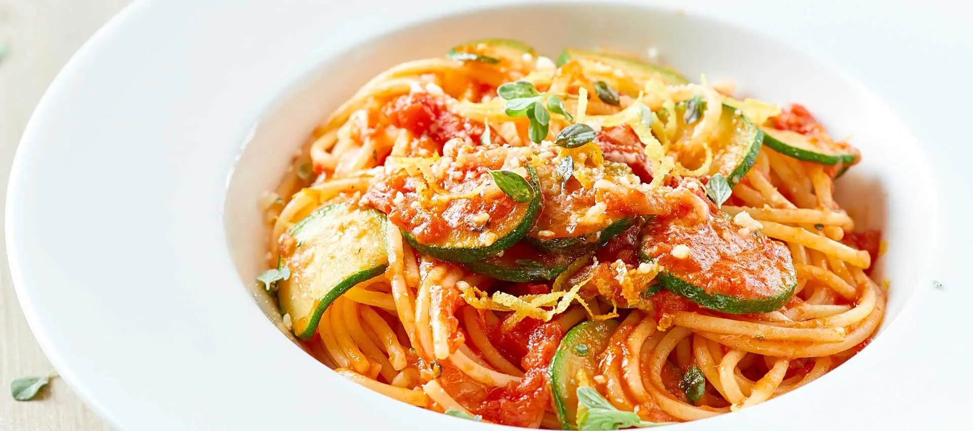 Squash-pasta med tomat, sitron og merian