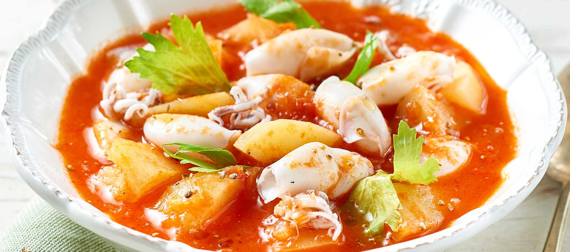 Potetsuppe med blekksprut og krutonger