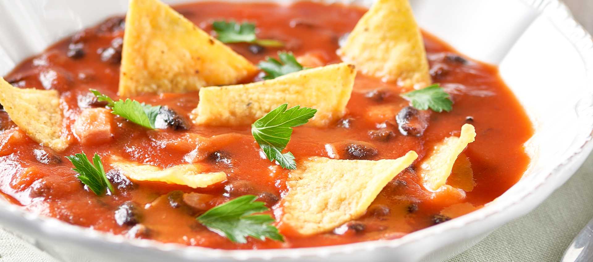 Tomatsuppe med bønner og maischips