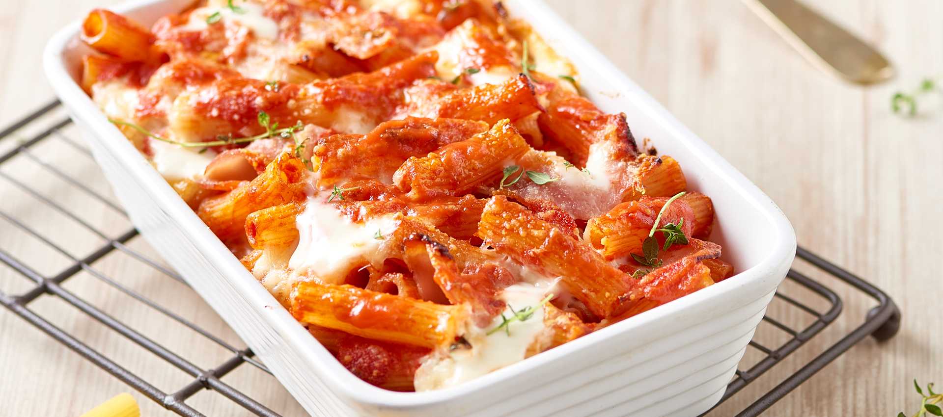Gratinert makaroni med skinke og mozzarella Gratinert makaroni med skinke og mozzarella