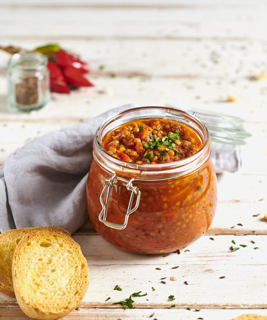chili med grønne linser og tørt brød