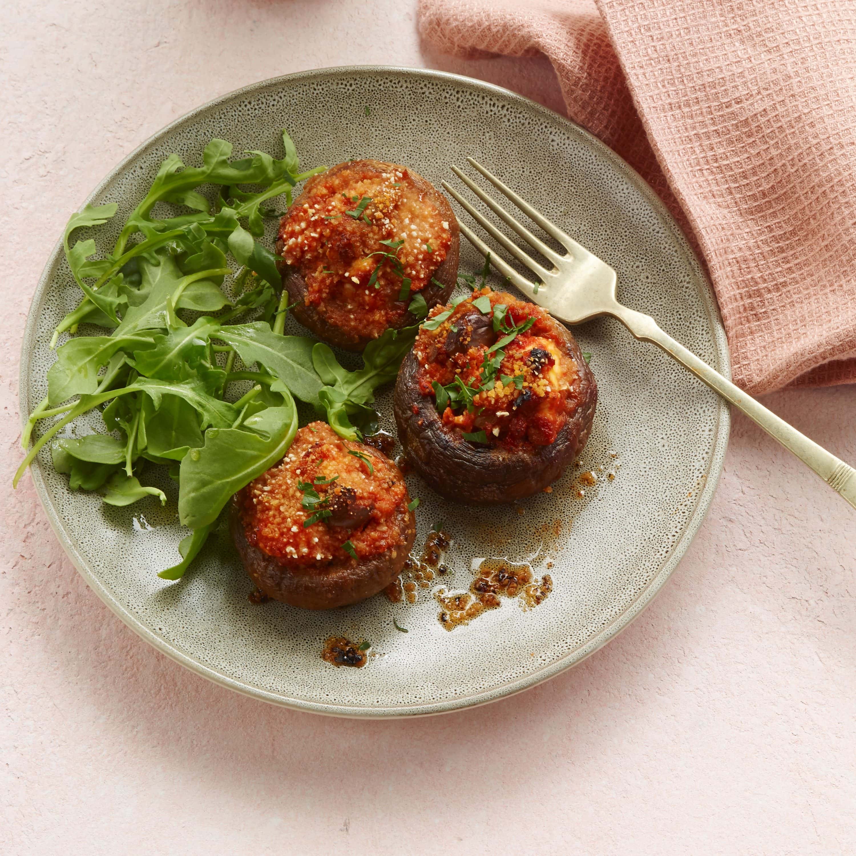 Fylt portobellosopp med feta og tomatsaus