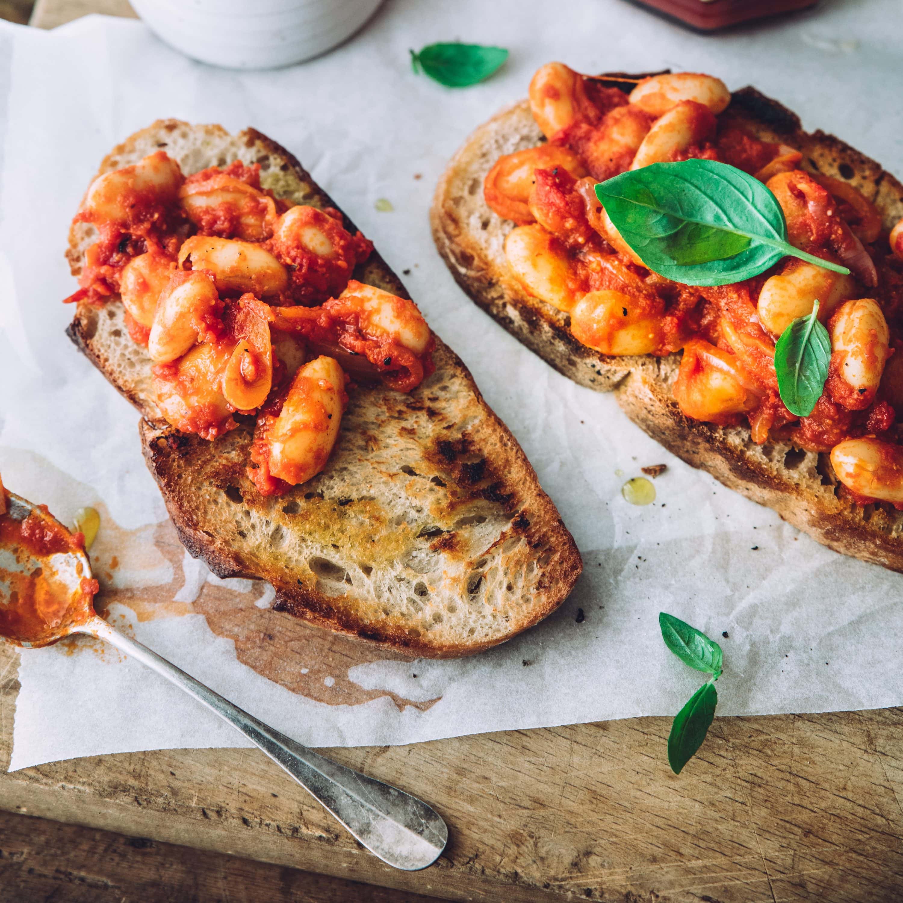 Toast med hvite bønner i tomatsaus