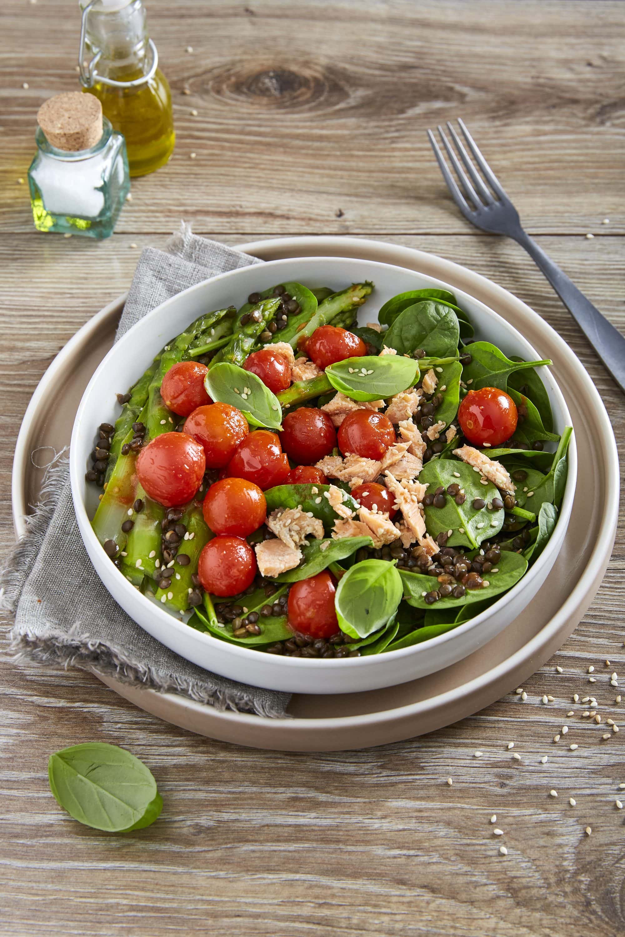 Salat med laks, tomat, linser og asparges