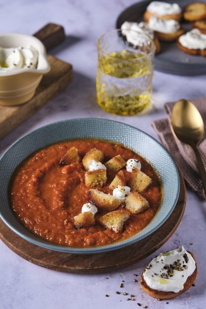 Tomatsuppe med ovnsbakte grønnsaker og crostini med kremet ricotta