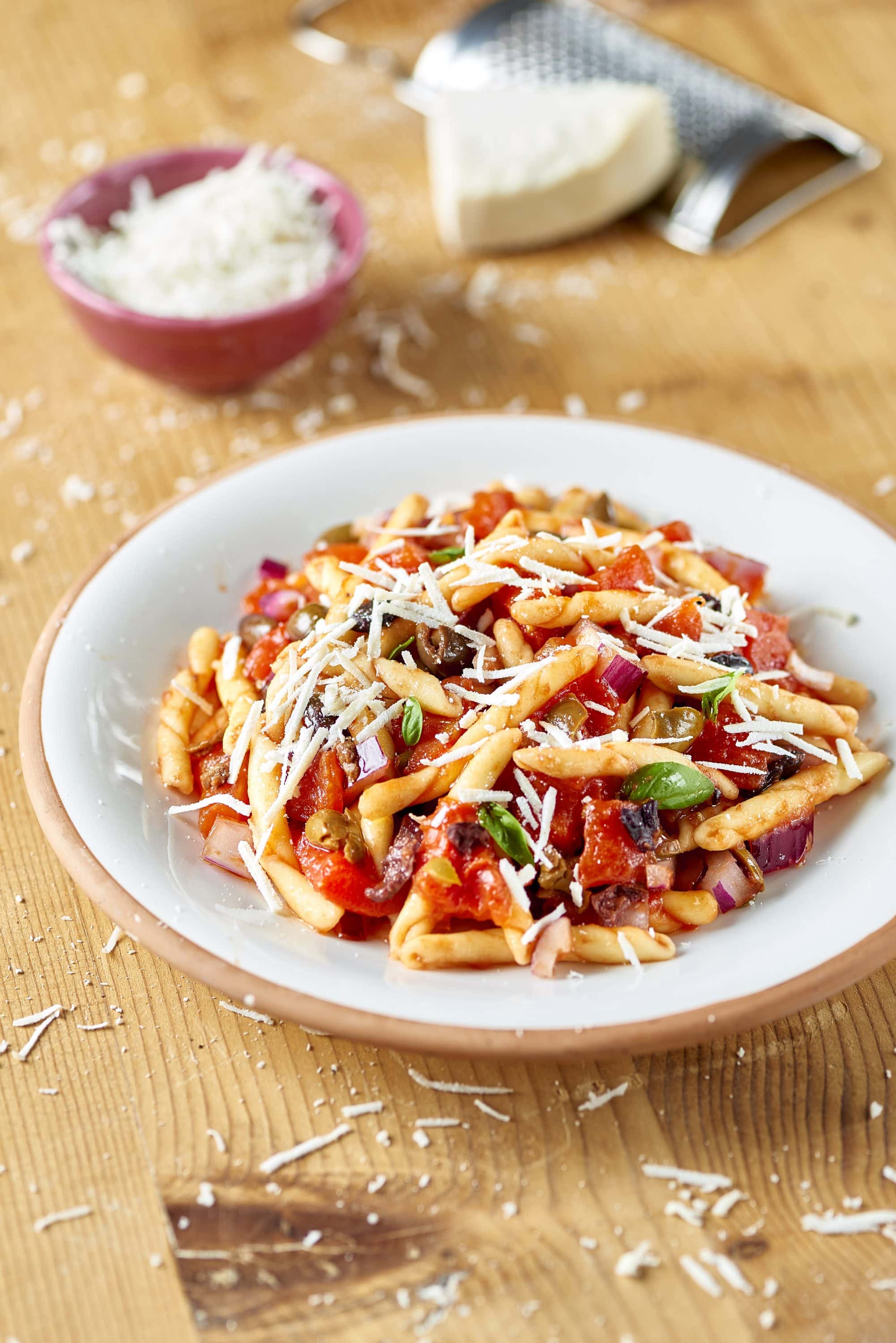 Strozzapretipasta med ricotta och tomat