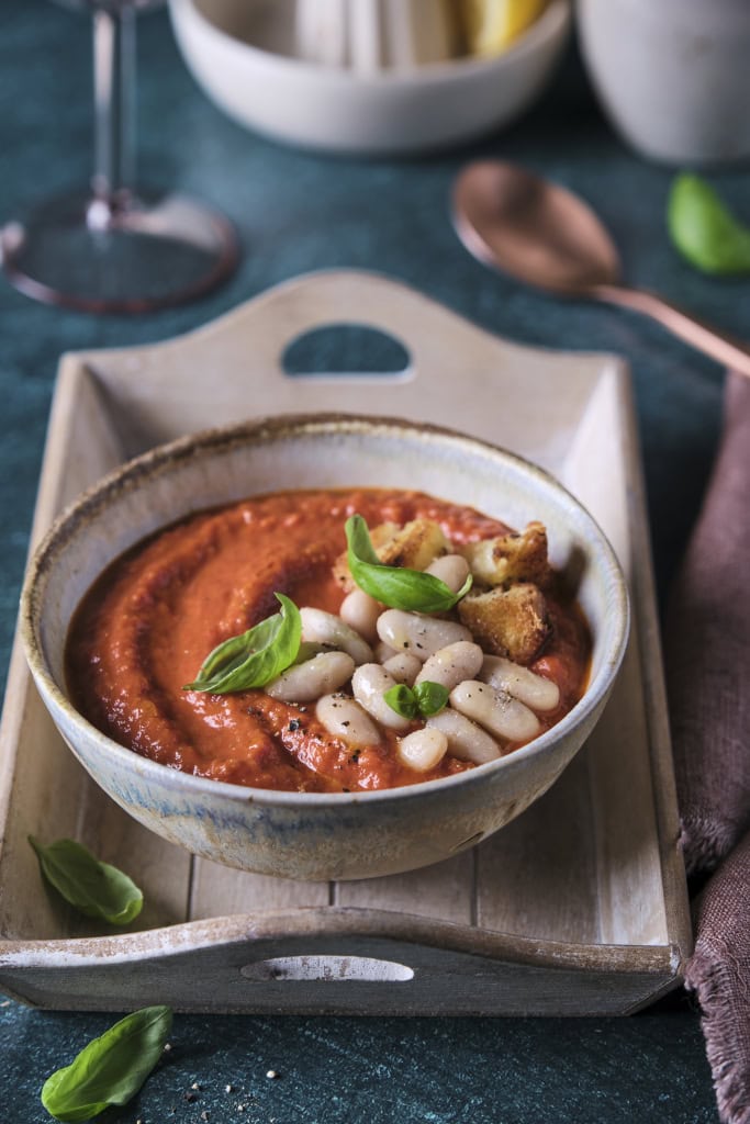 Rostad tomatsoppa toppad med vitlökskrutonger och cannellinibönor i citron o basilika