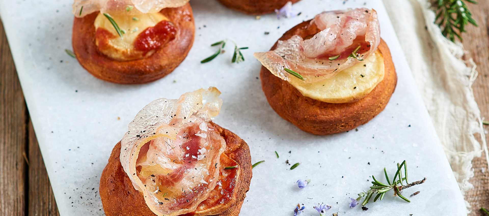 Mini-pizzen mit kartoffeln und speck
