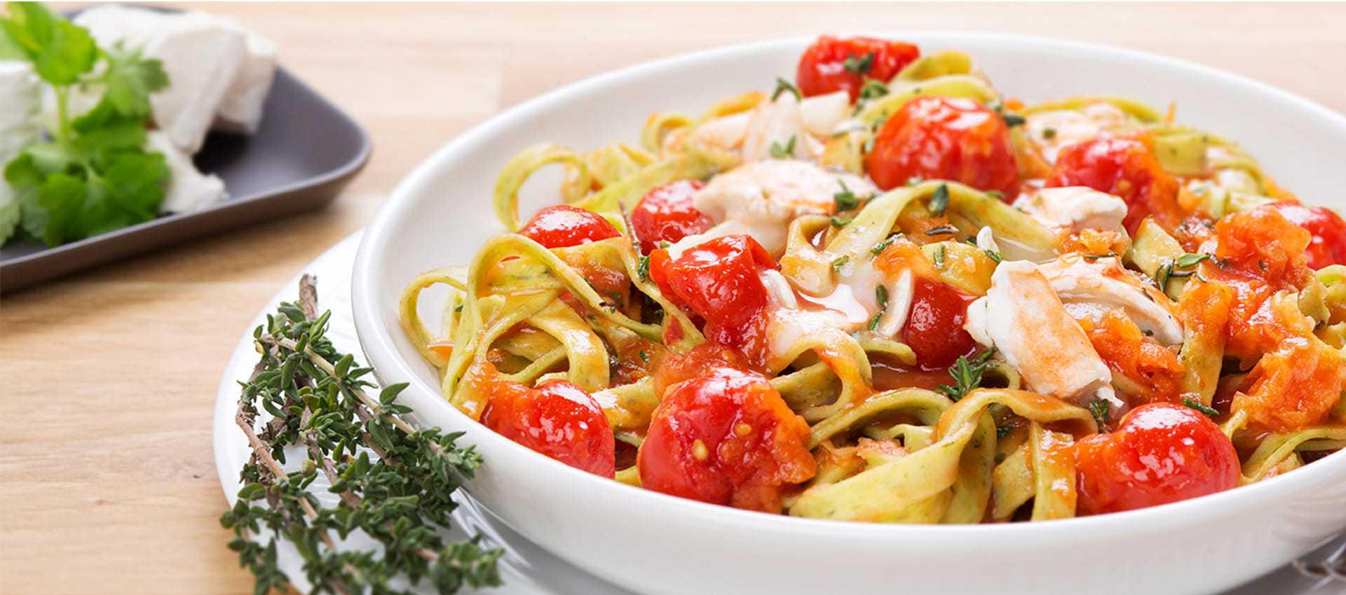 Nudeln mit feta-käse und kirschtomaten