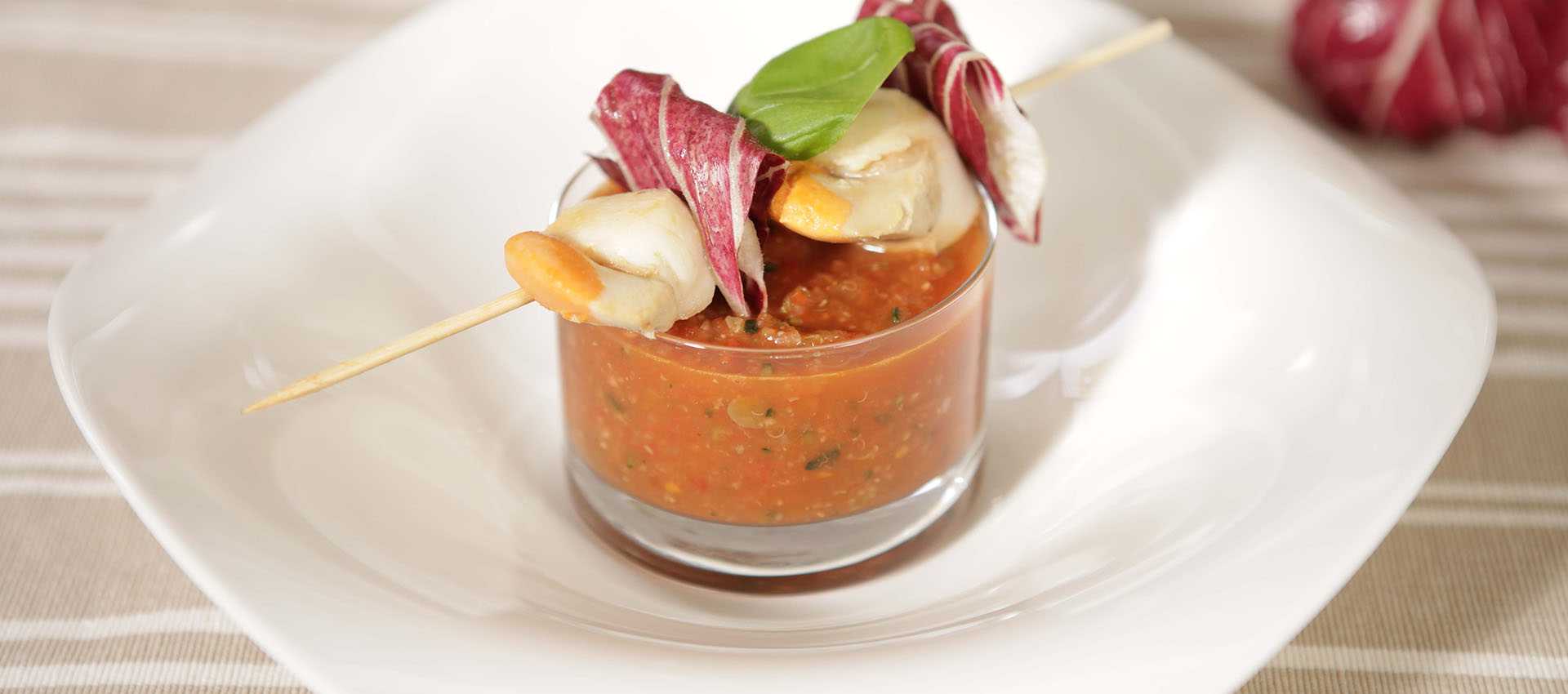 Gekühlte sommersuppe mit jakobsmuscheln