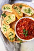 warmer tomatenaufstrich mit knoblauchbrot