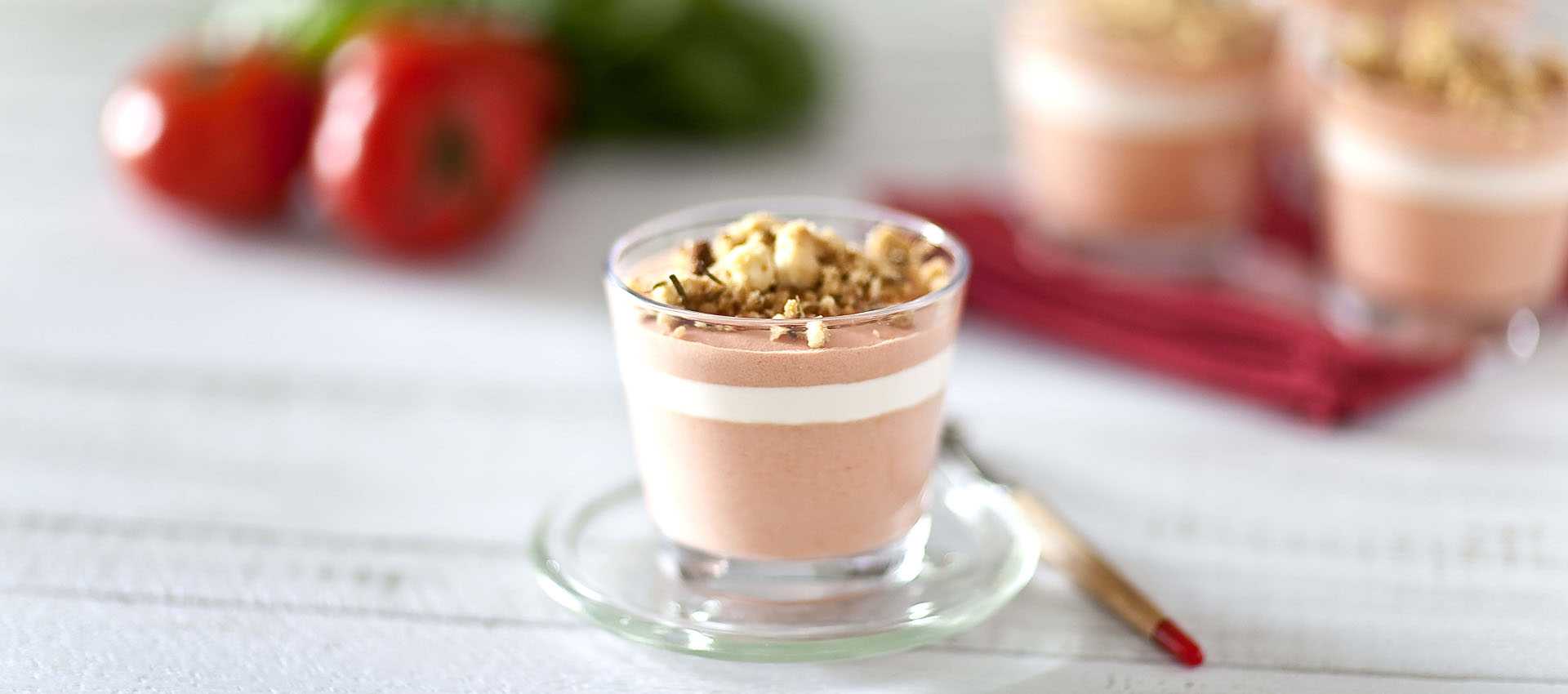 Mousse de tomates au basilic et coeur de panna cotta aux amandes Mousse de tomates au basilic et coeur de panna cotta aux amandes