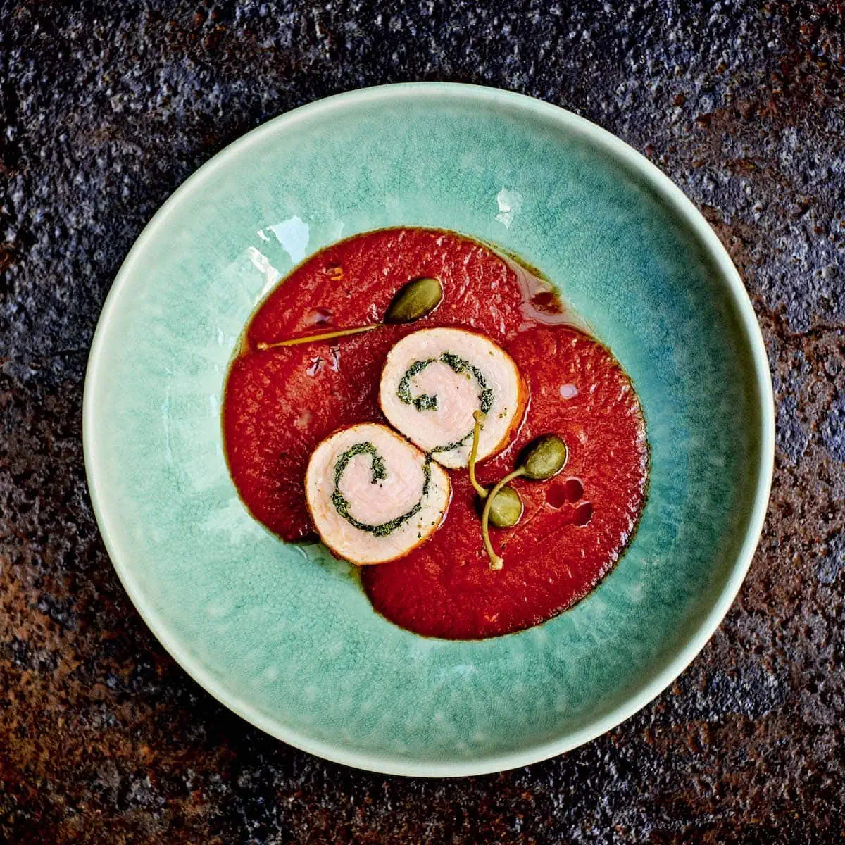 Roulé de veau aux herbes et à la tomate
