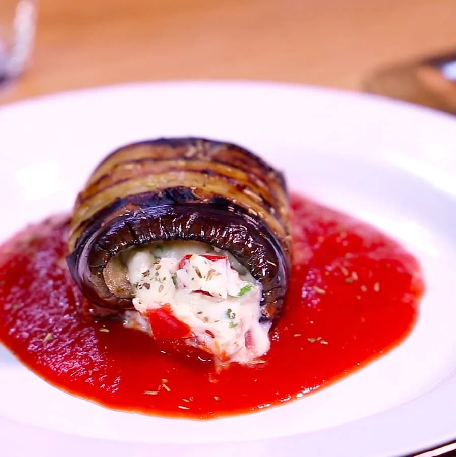 Roulés d’aubergines à la ricotta et à la purée de tomates