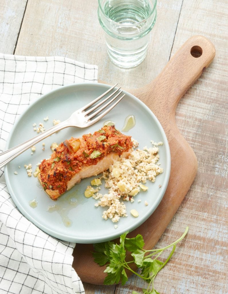 Saumon en croute de sauce tomate Verdure avec chapelure