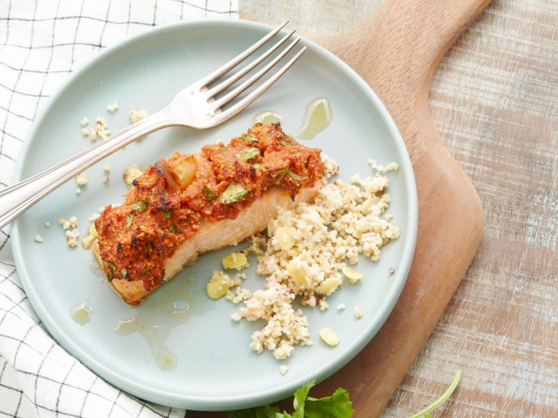Saumon en croute de sauce tomate Verdure avec chapelure