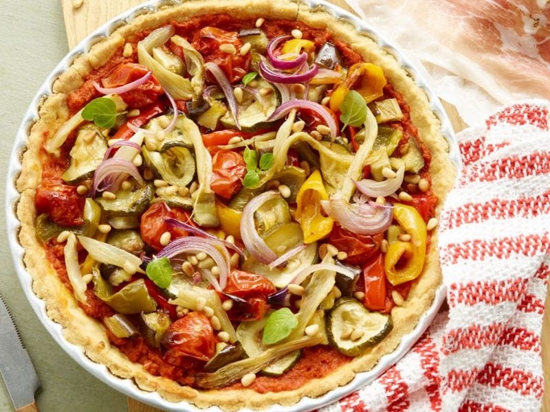 Tarte aux légumes grillés jambon pignons origan et sauce tomate parmigiano reggiano