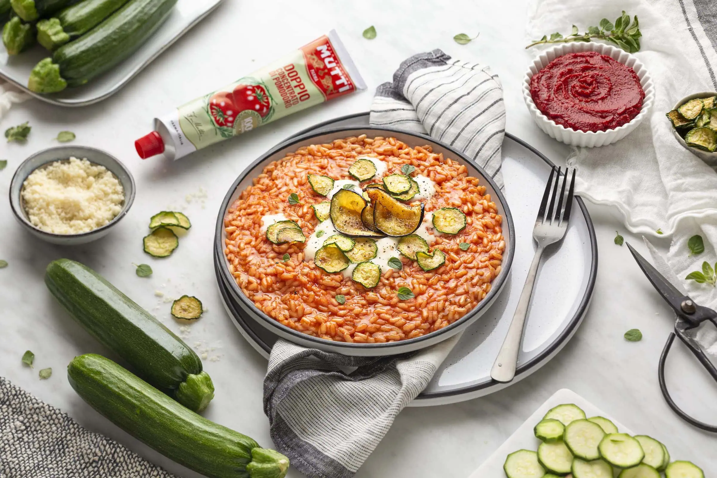 Risotto aux tomates, au parmesan fondu et légumes frits