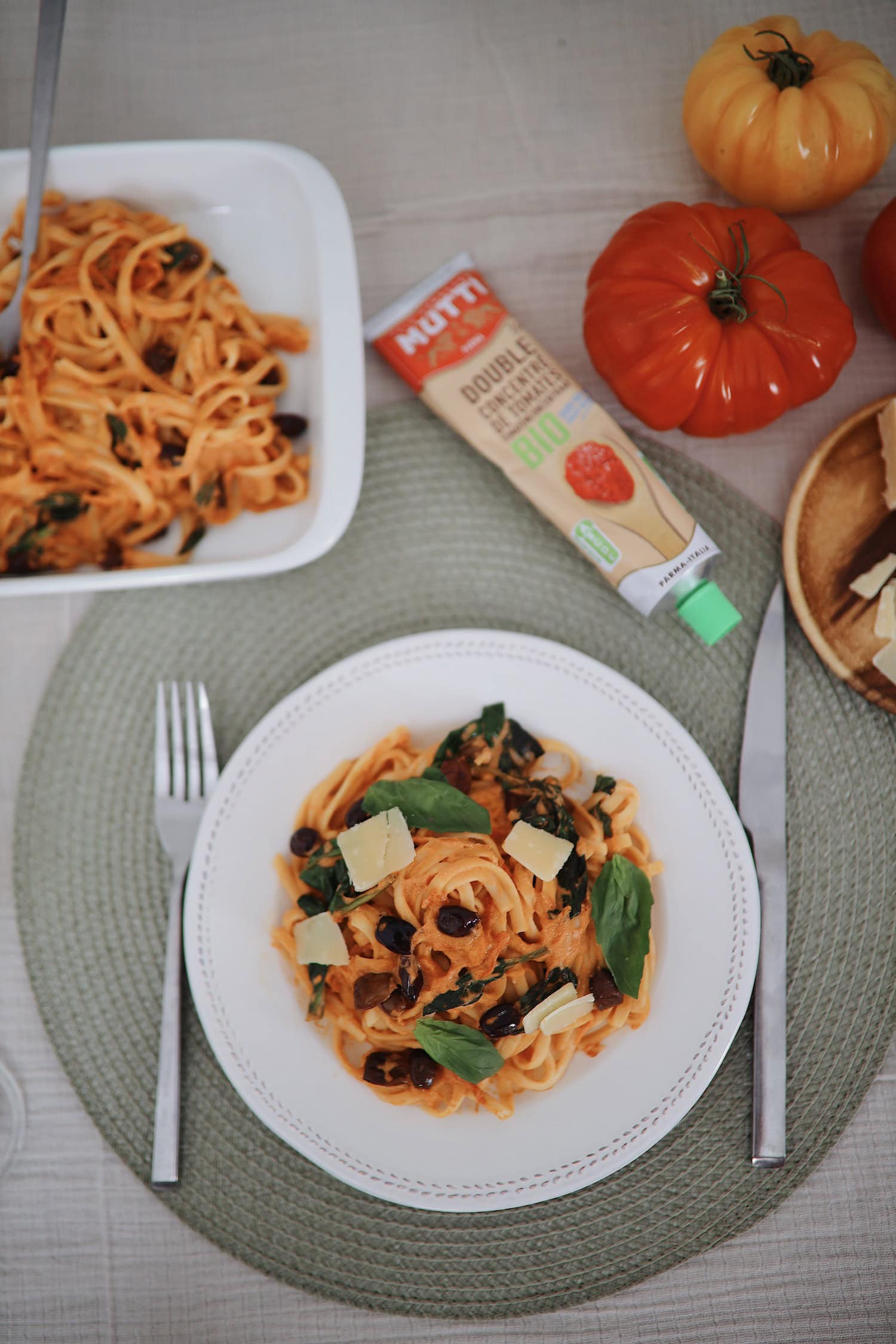 Linguine aux épinards et olives sauce crémeuse à la tomate