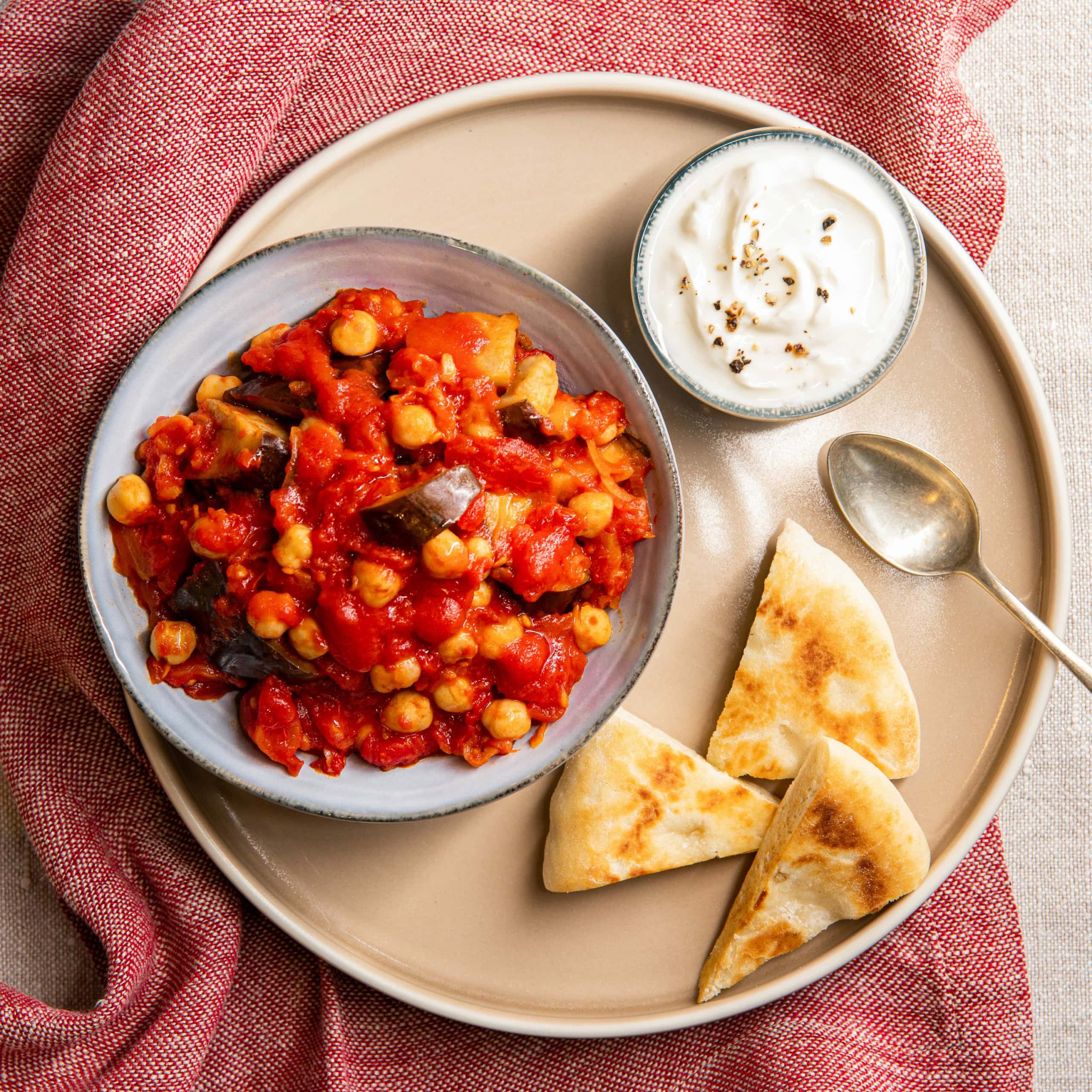 Pain pita aux aubergines épicées et aux tomates