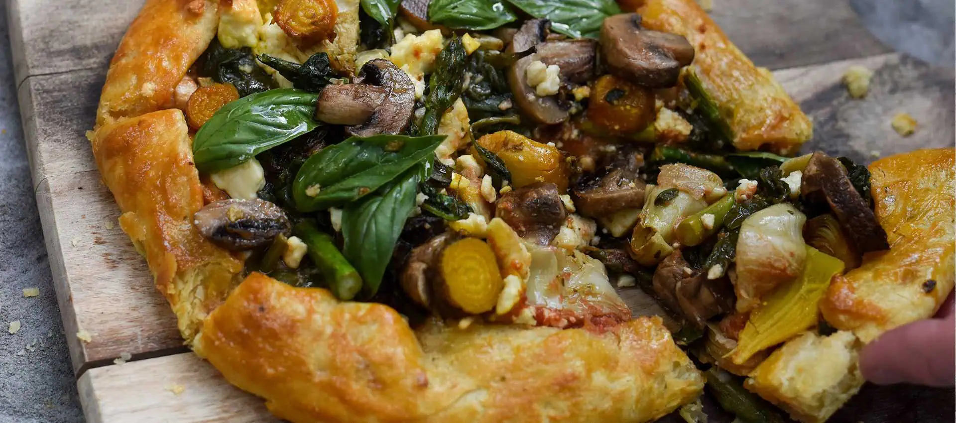 Vegetable galette with sieved tomatoes