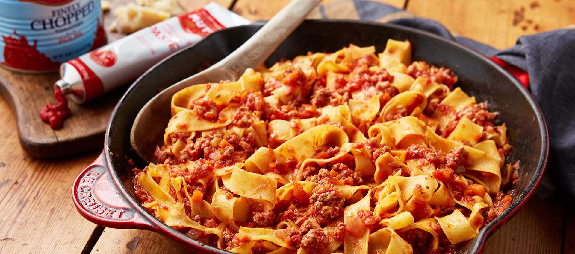 Bolognese sauce with sieved tomatoes