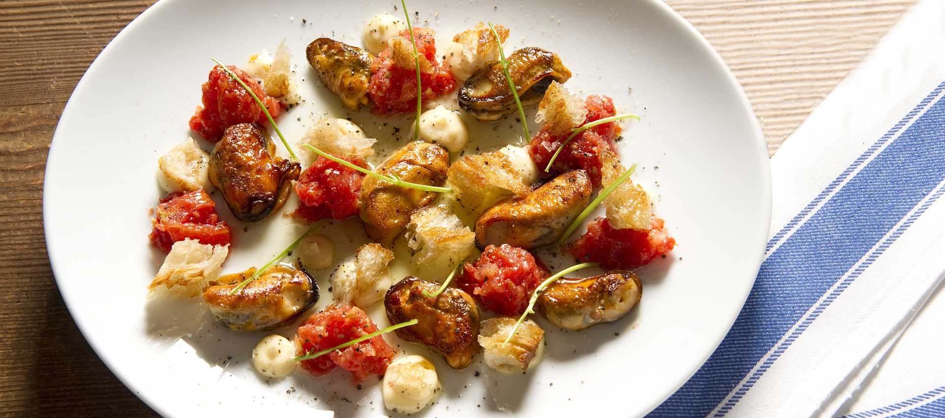 Fried mussels with tomatoes and horseradish