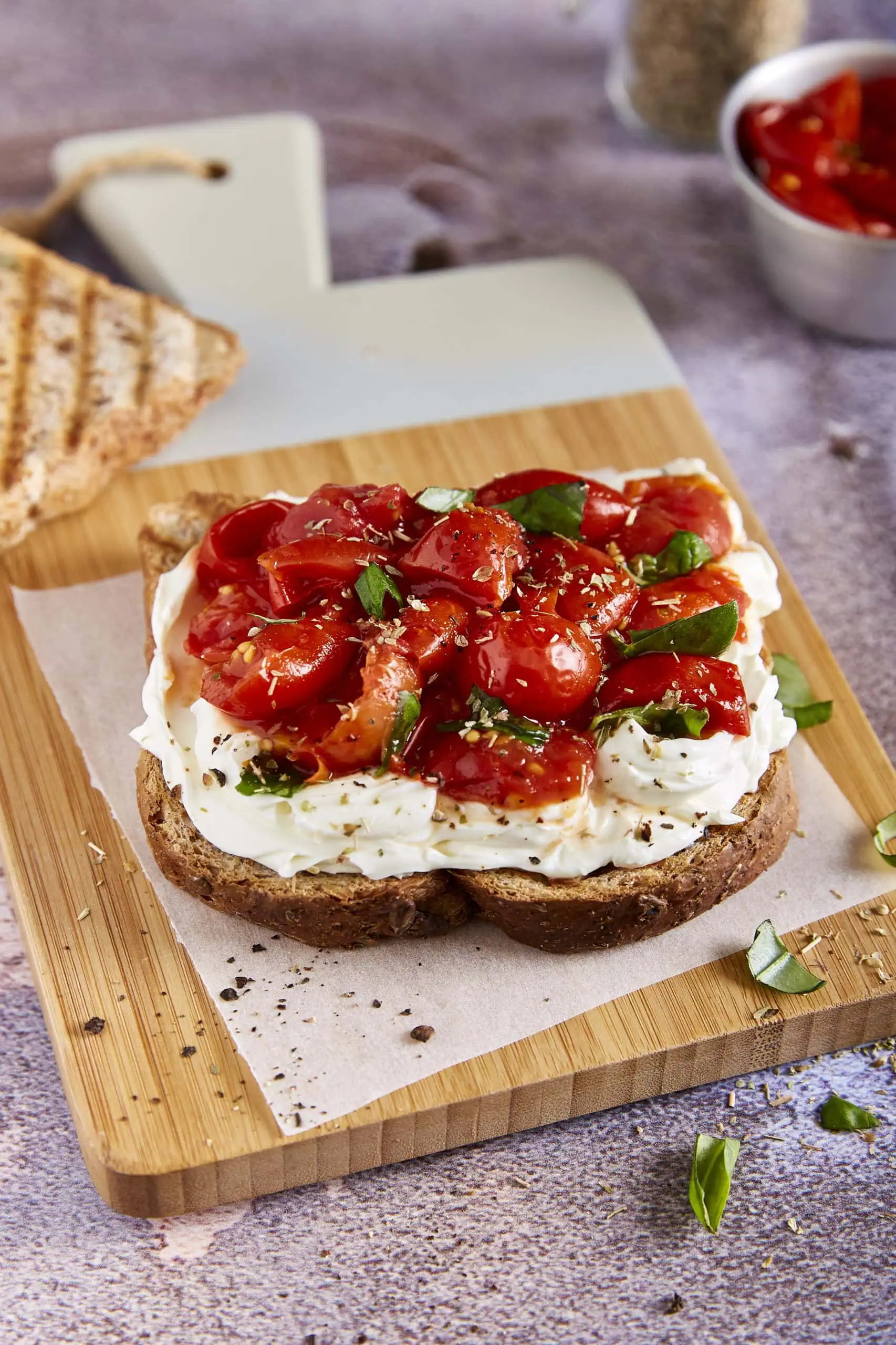 Toast with Mutti cherry tomatoes and cream cheese