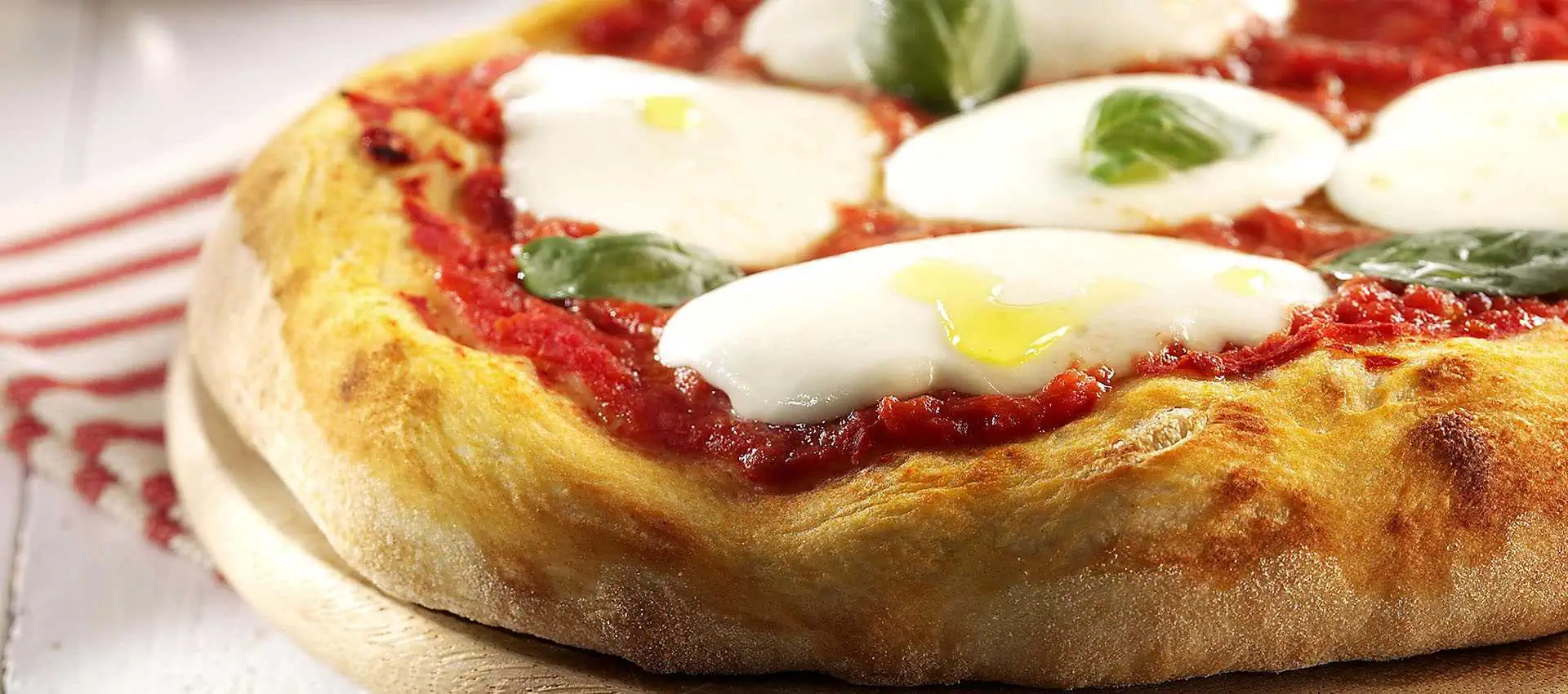 Pizza margherita made with chopped tomatoes Pizza margherita made with chopped tomatoes