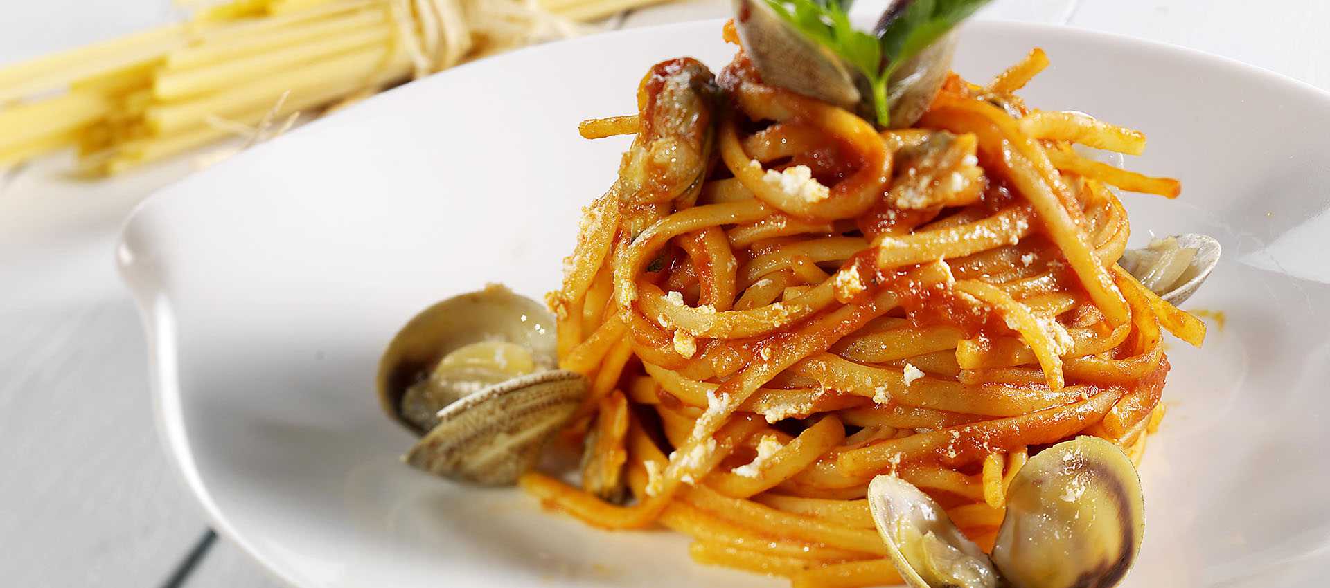 Linguine vongole met ricotta en Datterini-saus Linguine vongole met ricotta en Datterini-saus