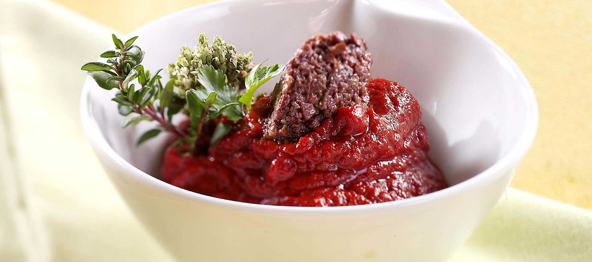 Saus voor gestoofd en gegrild rood vlees Saus voor gestoofd en gegrild rood vlees