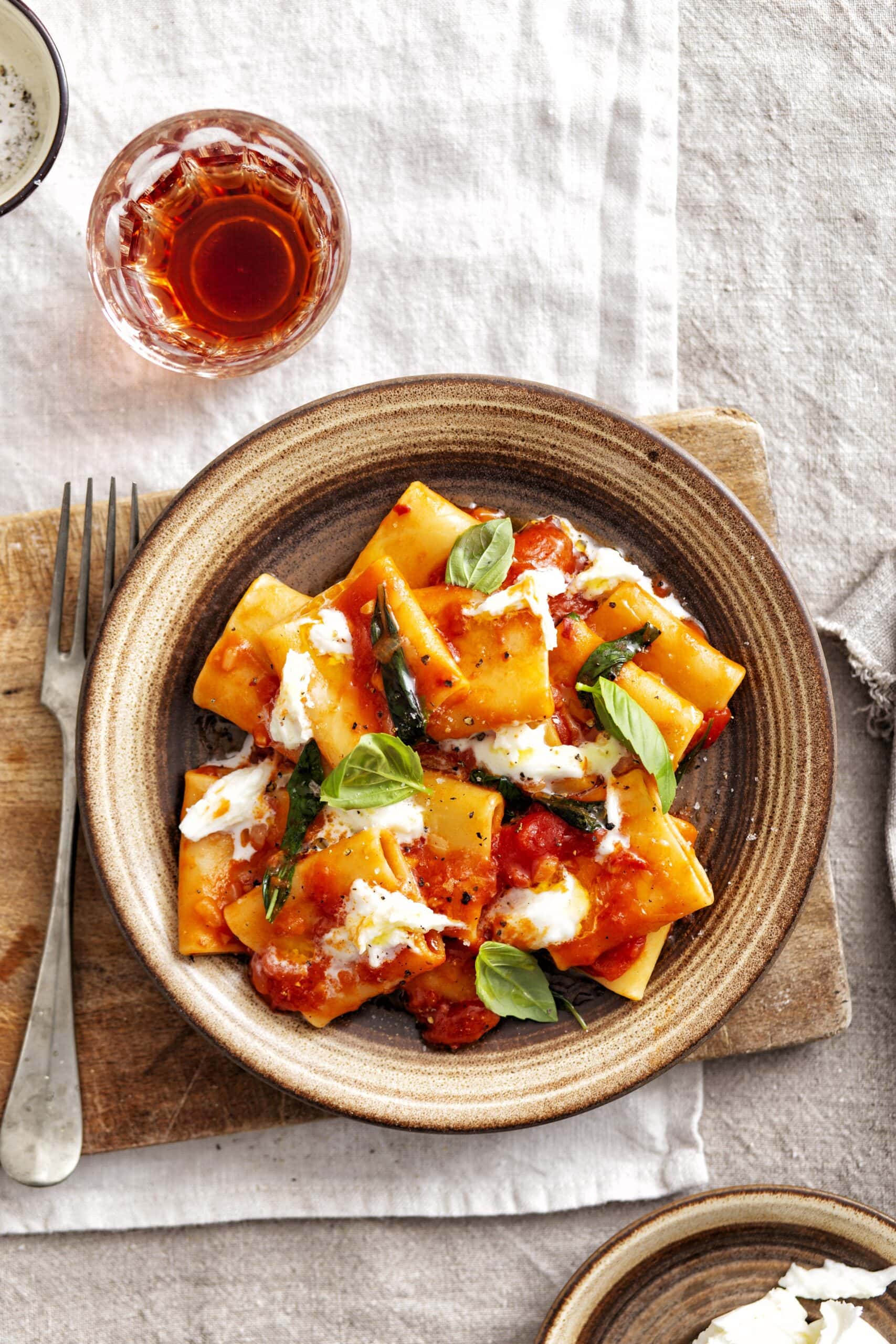 Paccheri met tomaat, basilicum en buffelmozzarella Paccheri met tomaat, basilicum en buffelmozzarella