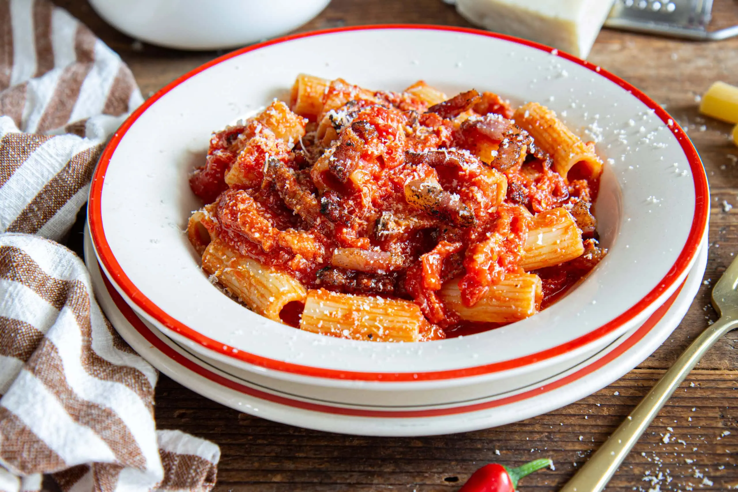 Rigatoni all’amatriciana con polpa di pomodoro