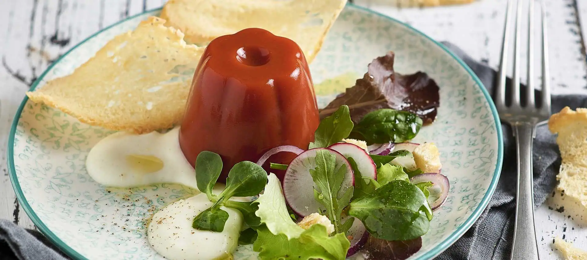 Aspic di salsa ciliegini con fonduta di mozzarella
