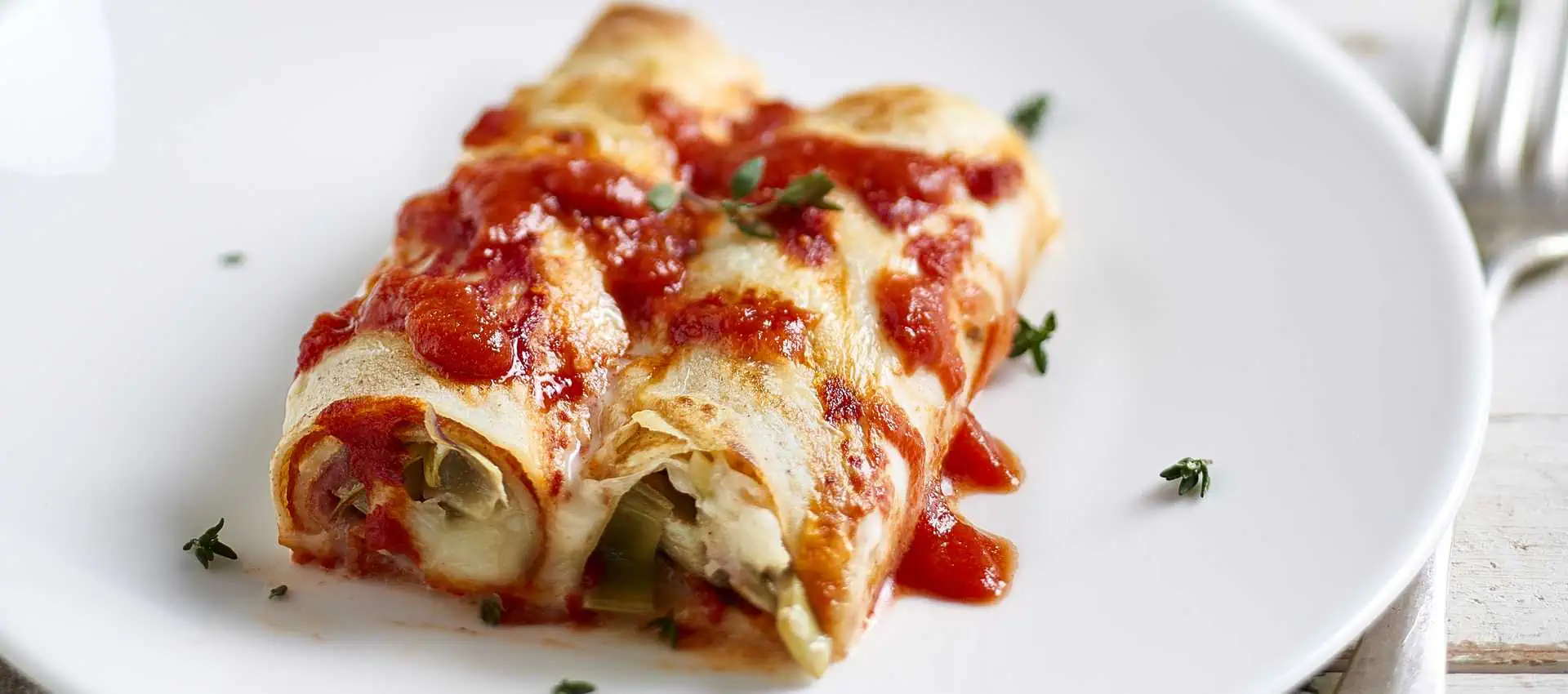 Cannelloni di crepes con carciofi e prosciutto Cannelloni di crepes con carciofi e prosciutto