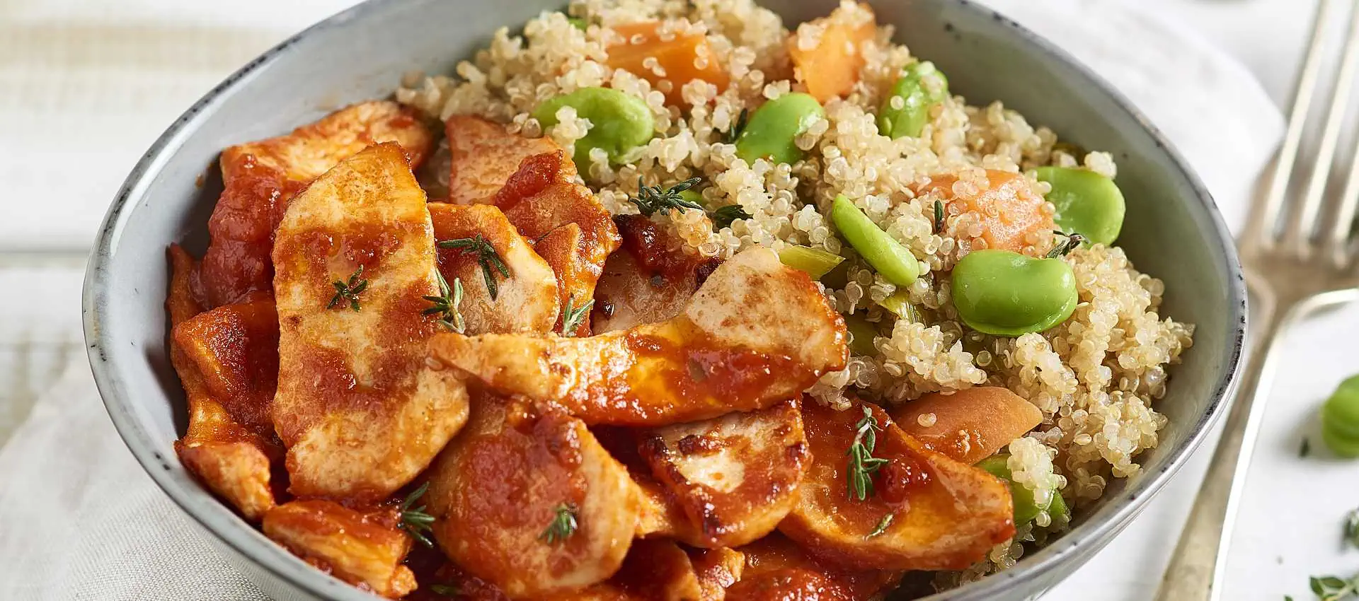 Insalata di quinoa e fave con straccetti di pollo Insalata di quinoa e fave con straccetti di pollo