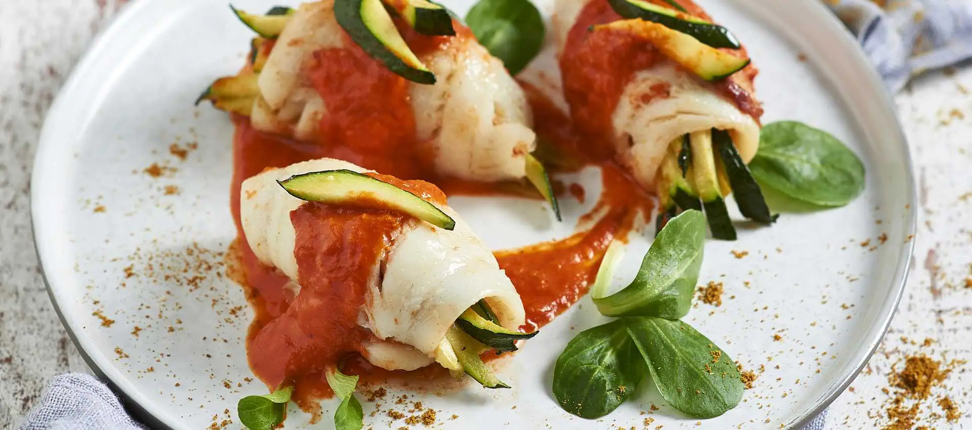 Involtini di nasello con zucchine e salsa al curry Involtini di nasello con zucchine e salsa al curry