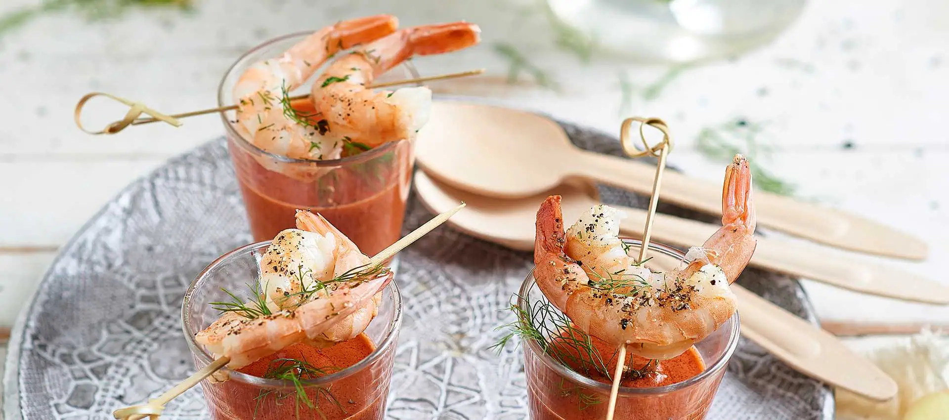 Bicchierini finger food con crema rossa e gamberi