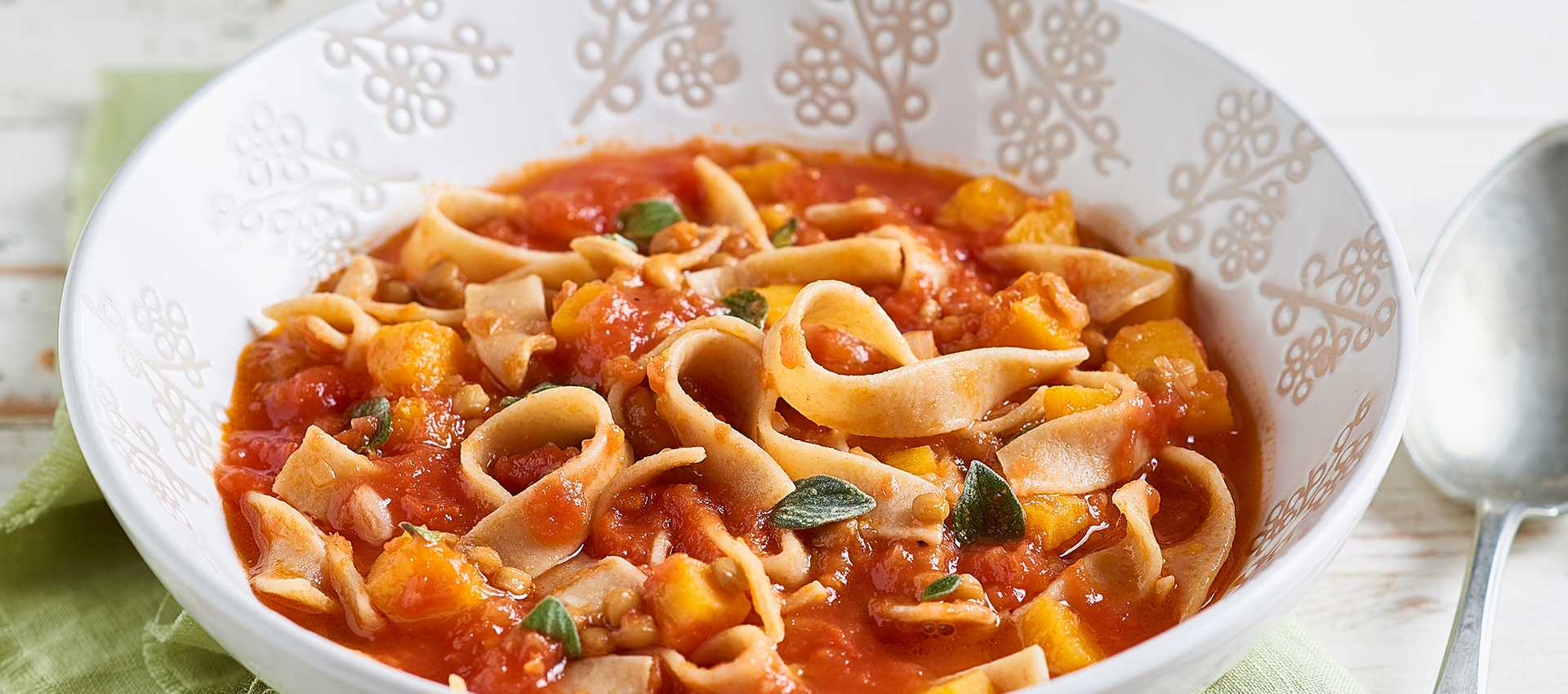 Fettuccine integrali con lenticchie pomodoro e zucca Fettuccine integrali con lenticchie pomodoro e zucca