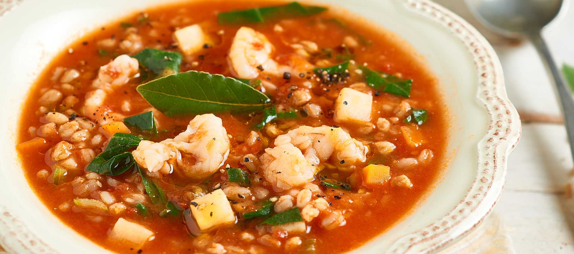 Minestra di farro con pomodoro bietole e gamberoni Minestra di farro con pomodoro bietole e gamberoni
